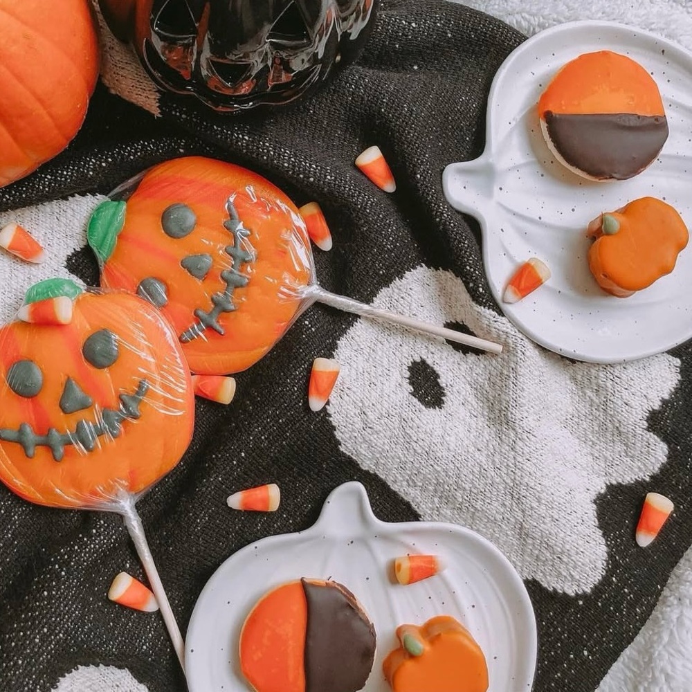Set of pumpkin shaped dessert plates (2) white with black speckles